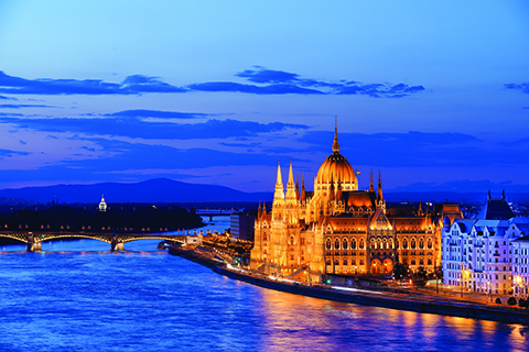 Amawaterways DANUBE_HU_Budapest_night_small file (1)